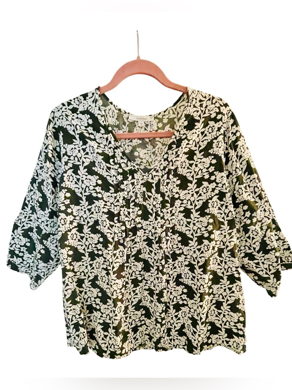 Floral V-Neck Green & White Women's Top Three quarter sleeves Plus 2X - Picture 1 of 8